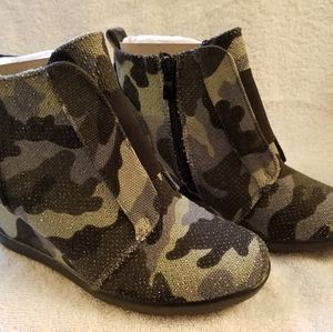 New! Camo wedge booties size 6